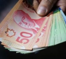 Les Canadiens feraient plus de vingt transactions en argent chaque mois