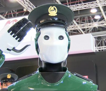 Des policiers robots dans les rues de Dubai