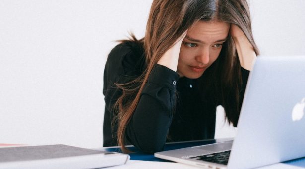 Contenu généré par les employés sur les réseaux sociaux : quand le malaise s’invite au bureau