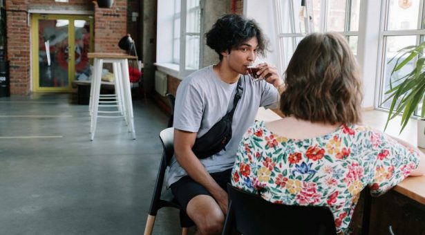 Le «coffee badging», l’art de faire des petits aller-retour au bureau