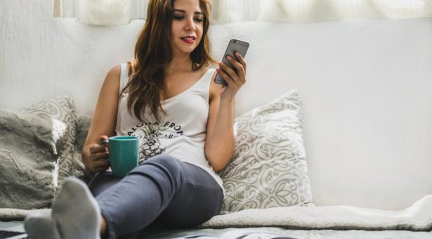 Les médias sociaux sont la première source d’information des moins de 35 ans, l’IA pointe le bout de son nez