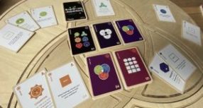 Et si un jeu de cartes permettait de se familiariser à la co-construction en équipe ?