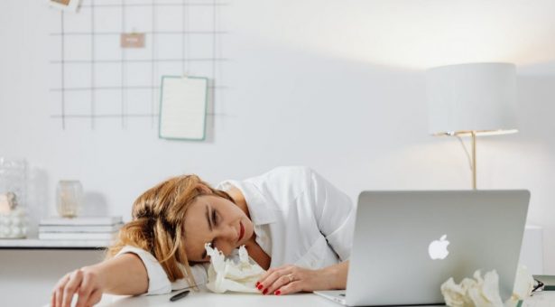 L&rsquo;IA réduit-elle le travail… ou augmente-t-elle la pression ?