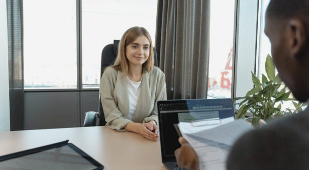 Et si la baisse de l’emploi des juniors provenait moins de l&rsquo;IA que… du télétravail ?