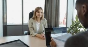 Et si la baisse de l’emploi des juniors provenait moins de l&rsquo;IA que… du télétravail ?