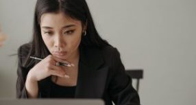 Le paradoxe de la productivité avec l&rsquo;IA : Pourquoi les entreprises ne perçoivent pas son impact ?